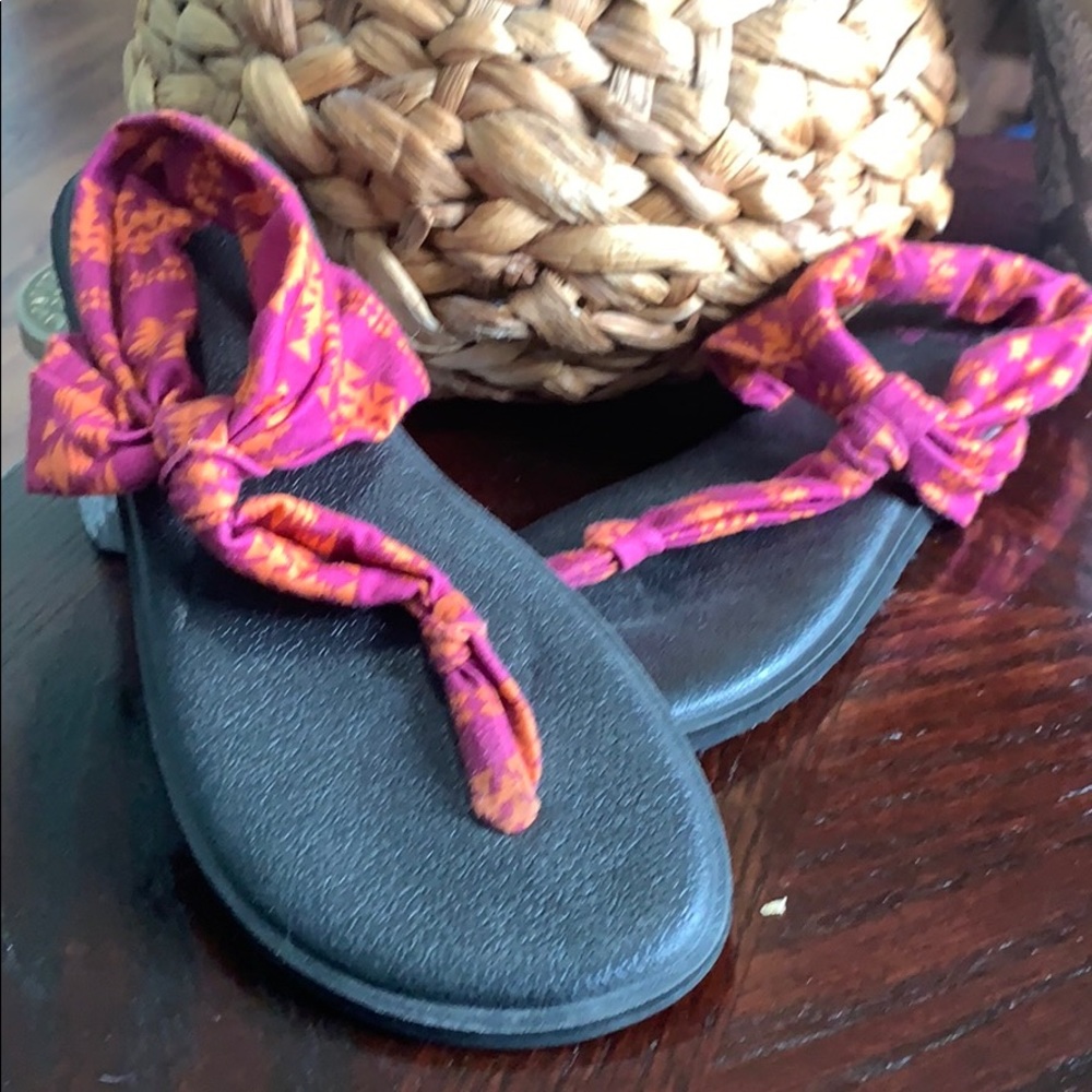 Sanuk fuchsia and orange sandals